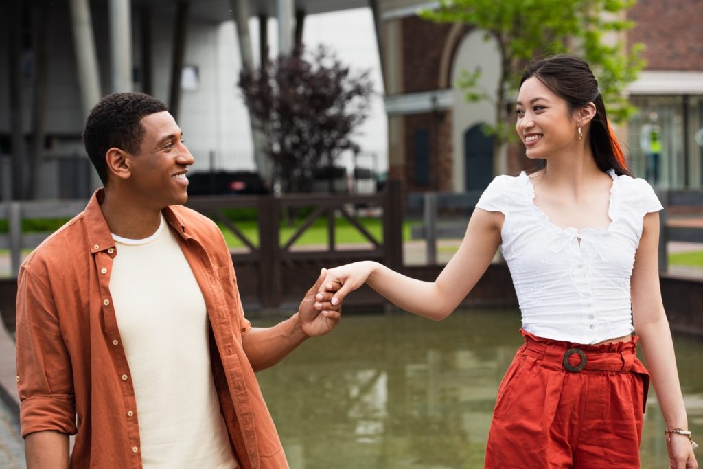 The Best Ways to Meet People While Traveling