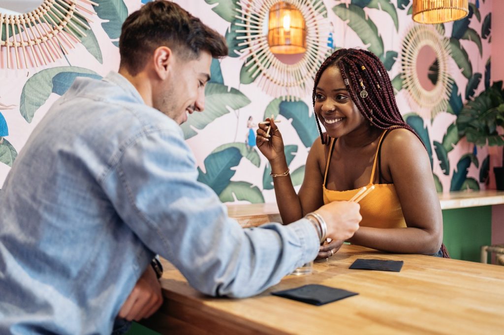 How to Navigate the First Kiss on a Date